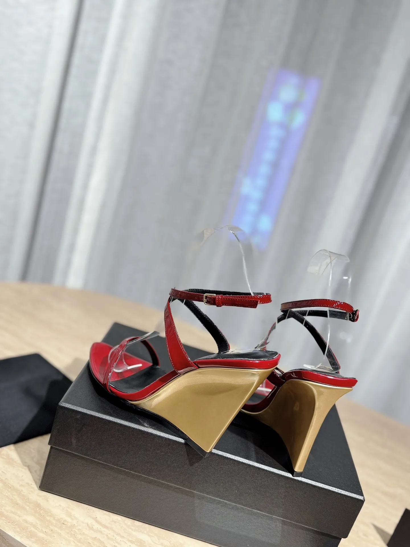 👟👟Ex-factory price 540👟👟 High version "SAINT LAUREN*" Saint Laurent YSL 25ss/spring and summer new catwalk style large rhinestone high-heeled shoes and sandals. Only YSL understands women's hearts best and does not accept refutation. It is a super invincible feminine artifact and a must-have for women (z-product full-body customization, own molded hardware accessories, perfect consistency). Compare the differences between pictures and goods on the market. ✔Upper: Customized imported silk ✔Lining: Imported 🐑Sheep leather ✔Sole: Imported genuine leather outsole ✔Heel height: 10.5cm ✔Number of yards: 35-39 (40, 41, 42 can be customized and non-returnable) (Full set of packaging)